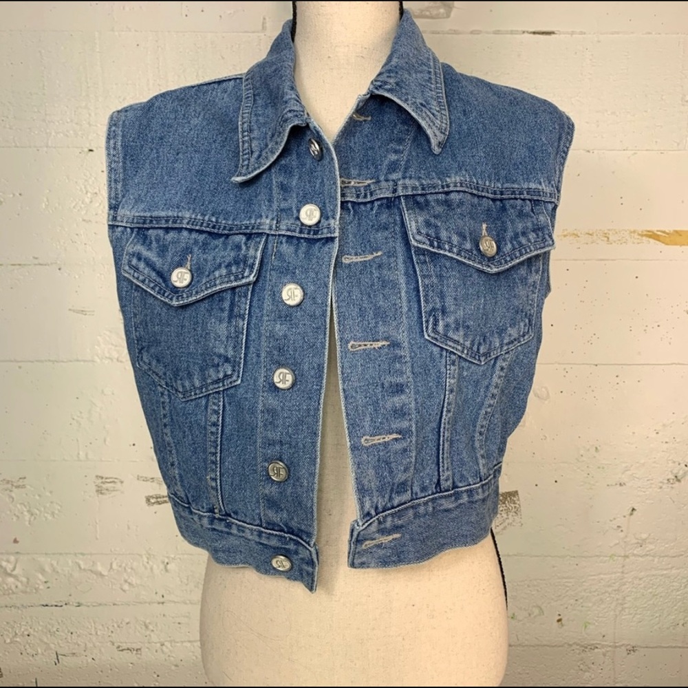 Loose fit, cropped denim vest
